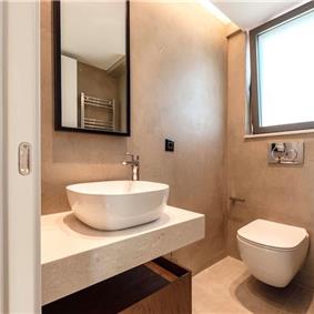 3 bedroom penthouse apartment with pool in Chania town, sleeps 6